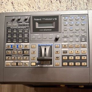 Roland V-5 VideoCanvas Mixer in Gray